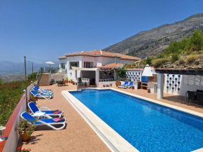 Casa Alta - exclusive large luxury private villa, large pool, amazing views, on the edge of the village and next to natural park, Canillas De Aceituno